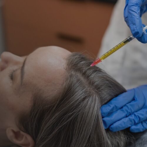 Mulher fazendo tratamento no couro cabeludo